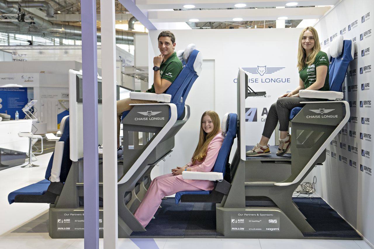 Ide Baru Kursi Pesawat Bertingkat dengan Ruang Kaki Lebih Lega